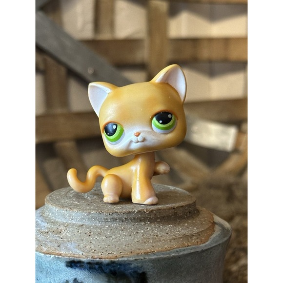 Authentic Littlest Pet Shop LPS #11 - Shorthair Yellow Cat Paw Up Red Magnet - Picture 1 of 5